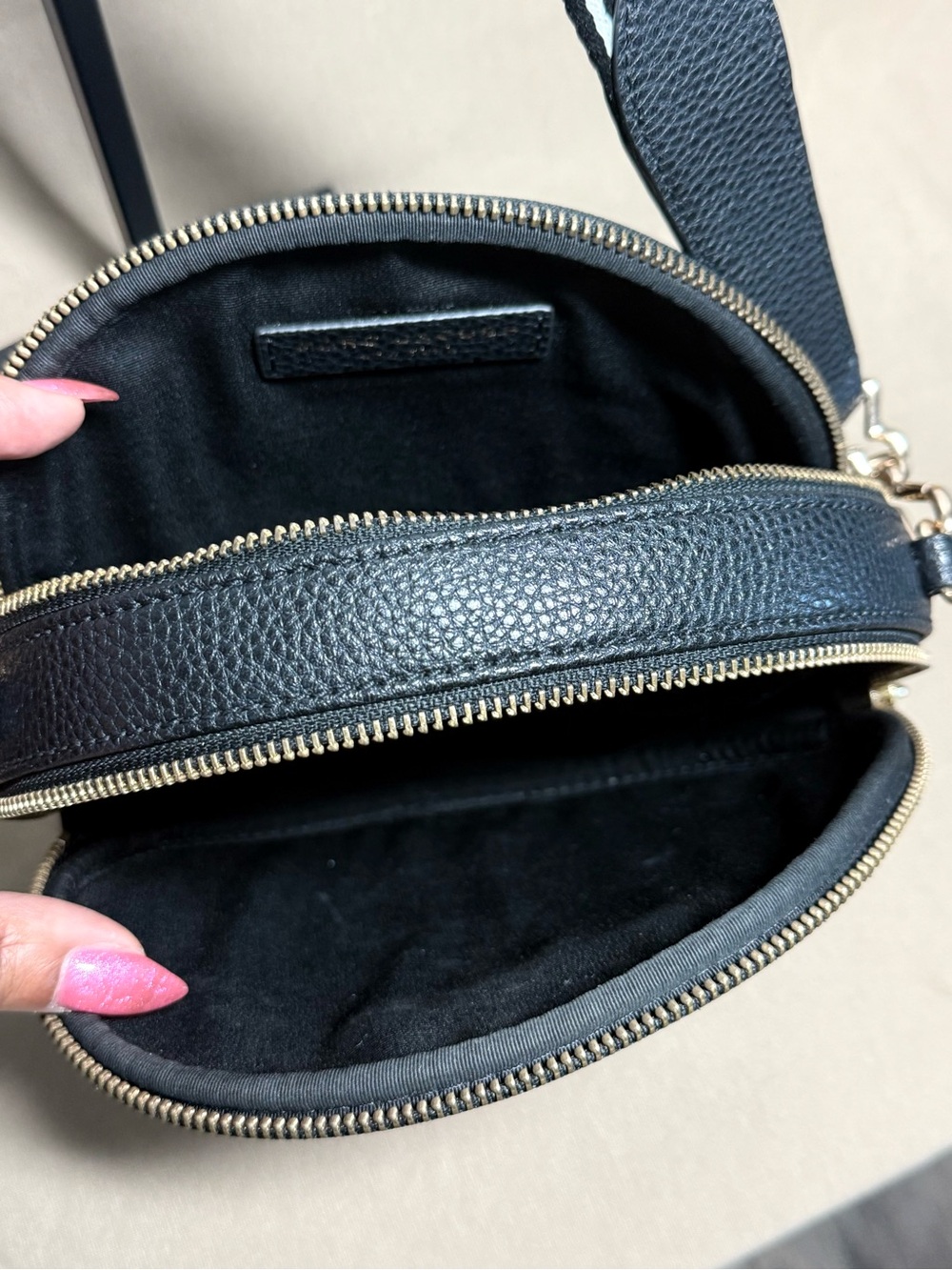 Authentic Marc Jacobs "The Disc" Round Crossbody Bag ✨ - Picture 7 of 8